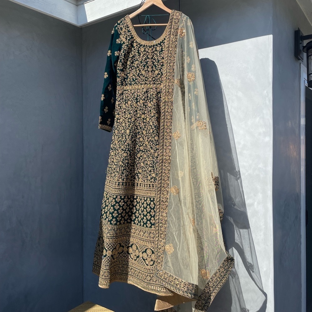 NWOT Bridal Emerald Green Velvet Gold embroidery & Stonework Lehenga Dress S:Med